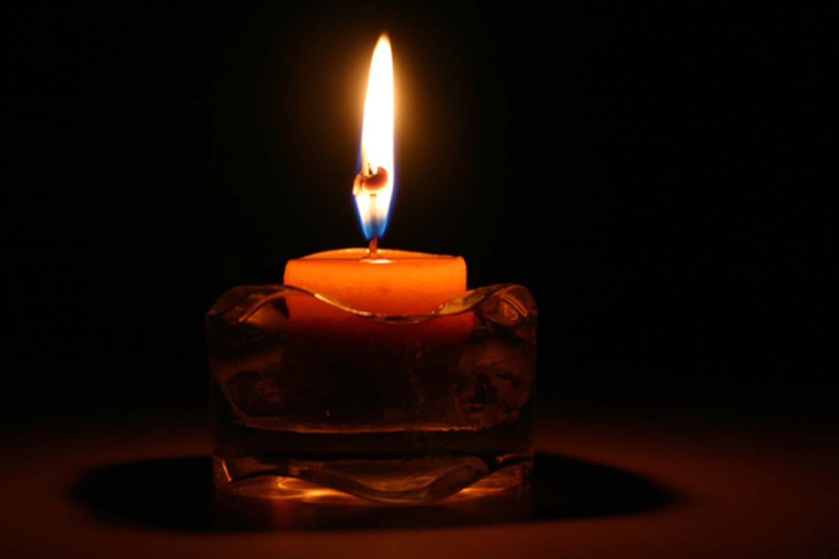 Открытка горящая свеча