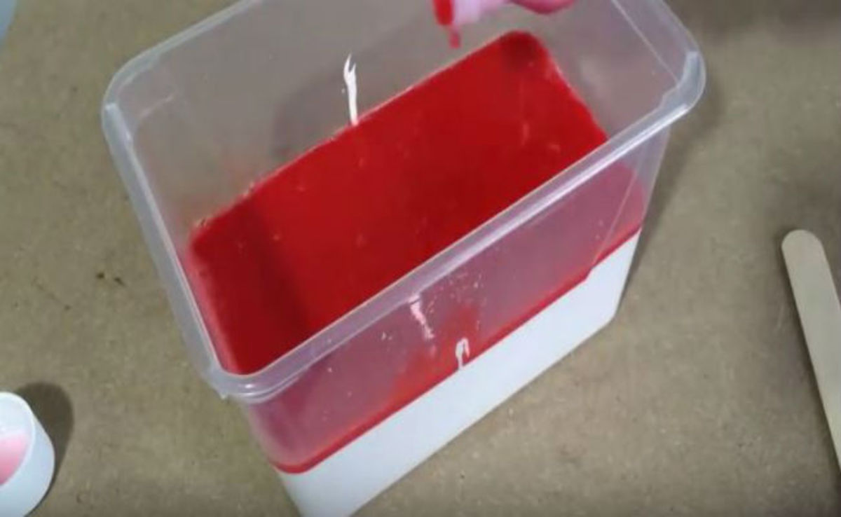 Δείτε πως μπορείτε να φτιάξετε σπιτικά κεριά στο σχήμα που εσείς θέλετε (ΒΙΝΤΕΟ)