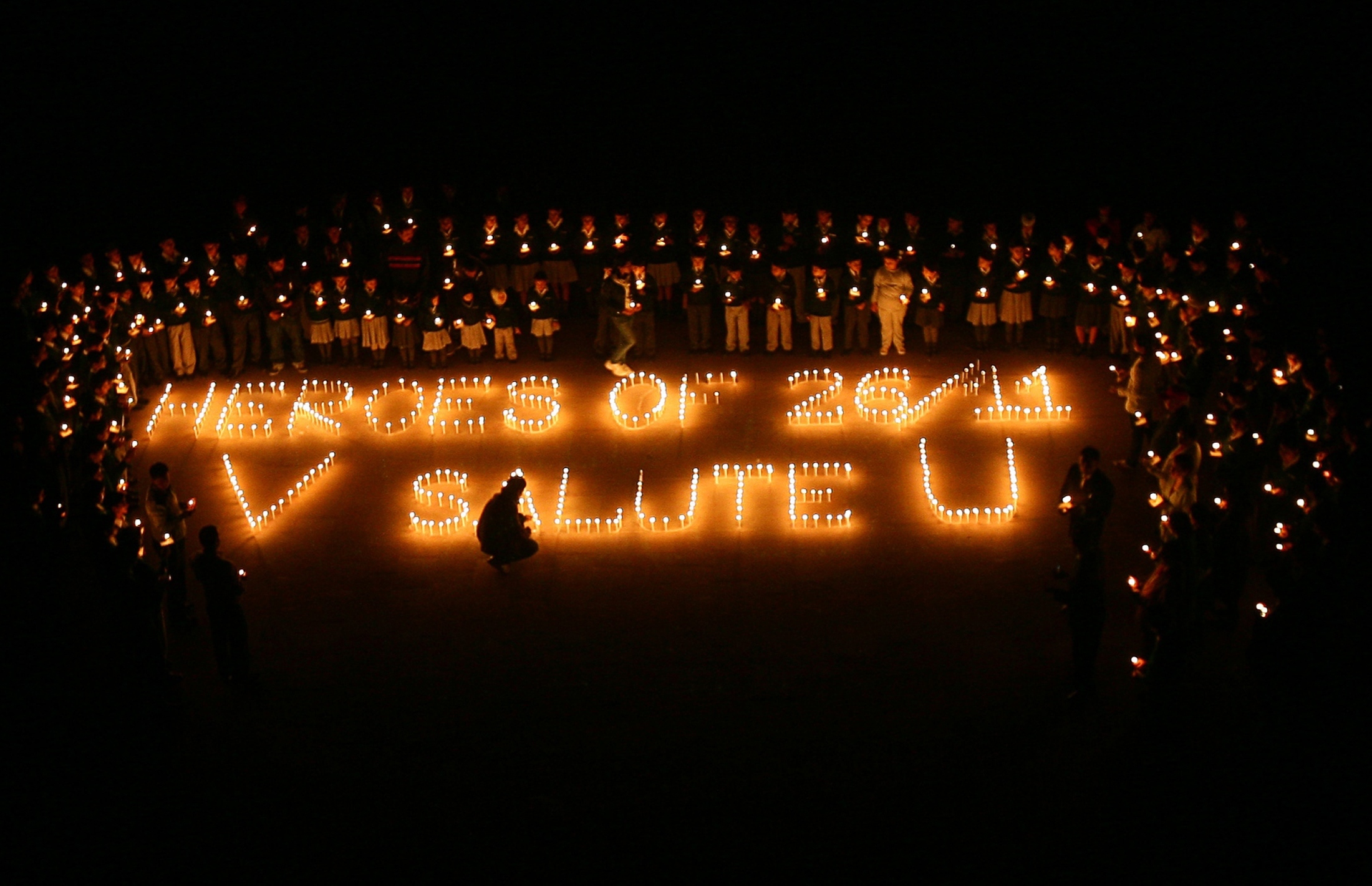 Αναμένα κεριά για τους ήρωες της 26ης Νοεμβρίου 2008 ΦΩΤΟ REUTERS