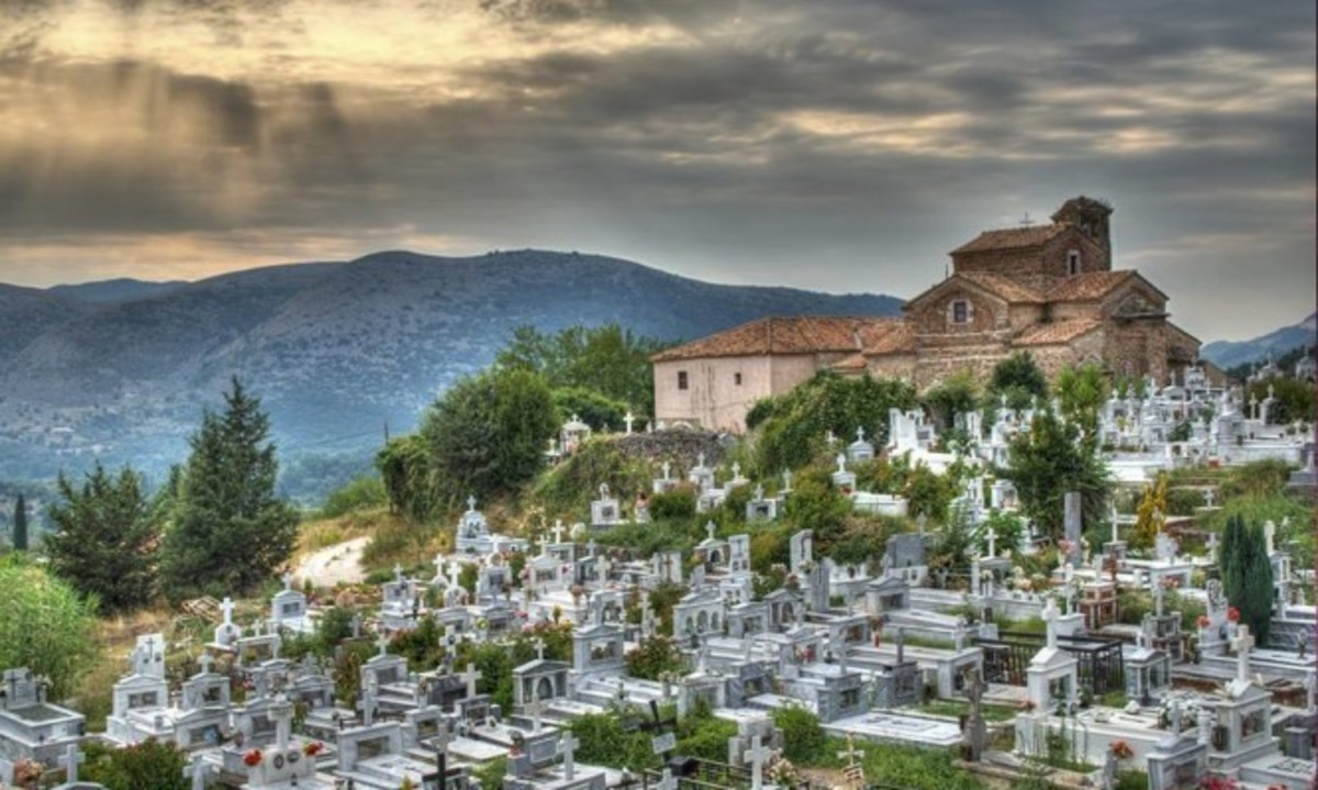 Γιατί ανάβουμε κανδήλι και κεριά στους τάφους των κεκοιμημένων;