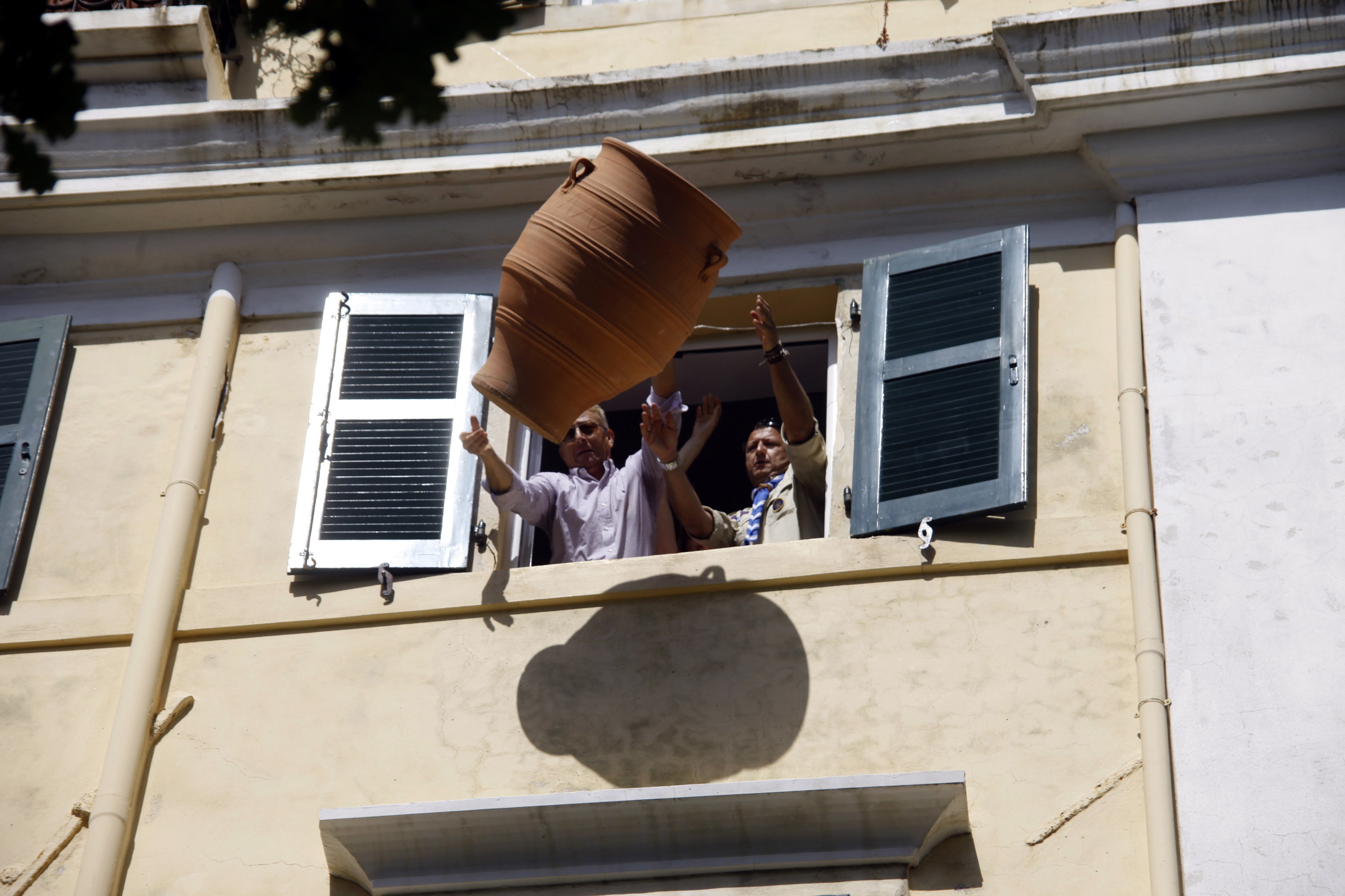 Κέρκυρα: Τα… έσπασαν στην Πρώτη Ανάσταση (ΦΩΤΟ)