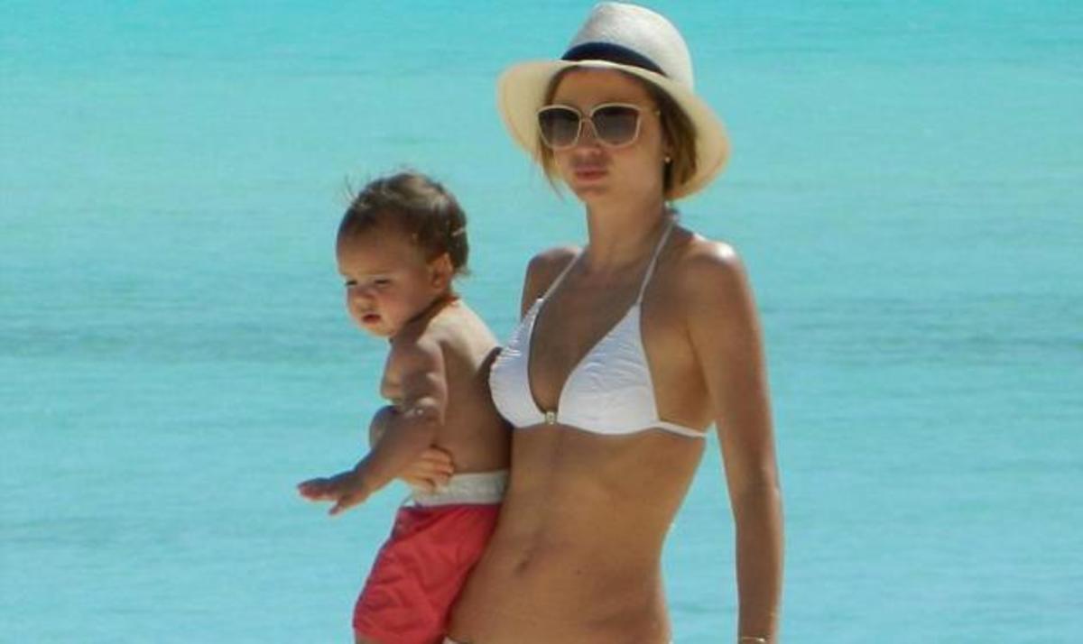 Μirada Kerr: Πιο σέξυ από ποτέ στην παραλία με τον γιο της!
