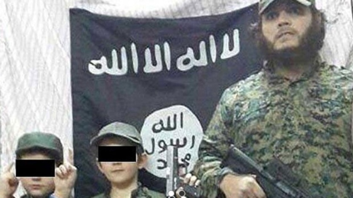 Παγκόσμιο σοκ: 7χρονος κρατάει κεφάλι σύρου στρατιώτη