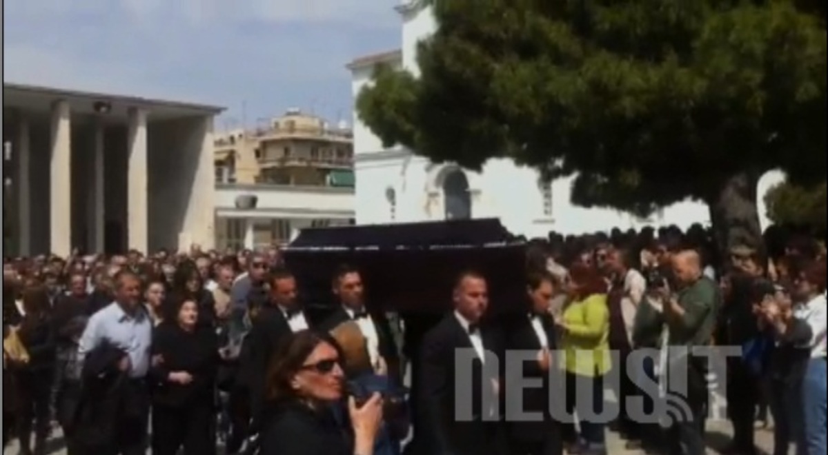 Χειροκροτήματα και συνθήματα στην κηδεία Χριστούλα