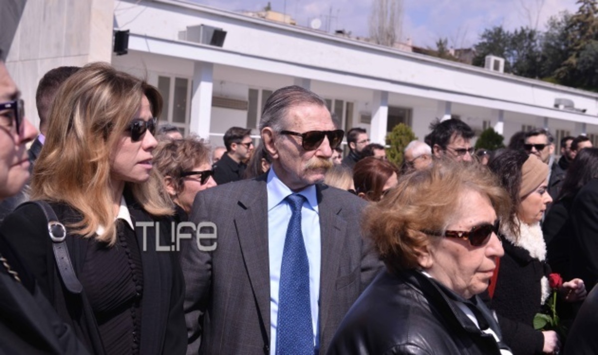 Πλήθος κόσμου στην κηδεία του Διαγόρα Χρονόπουλου