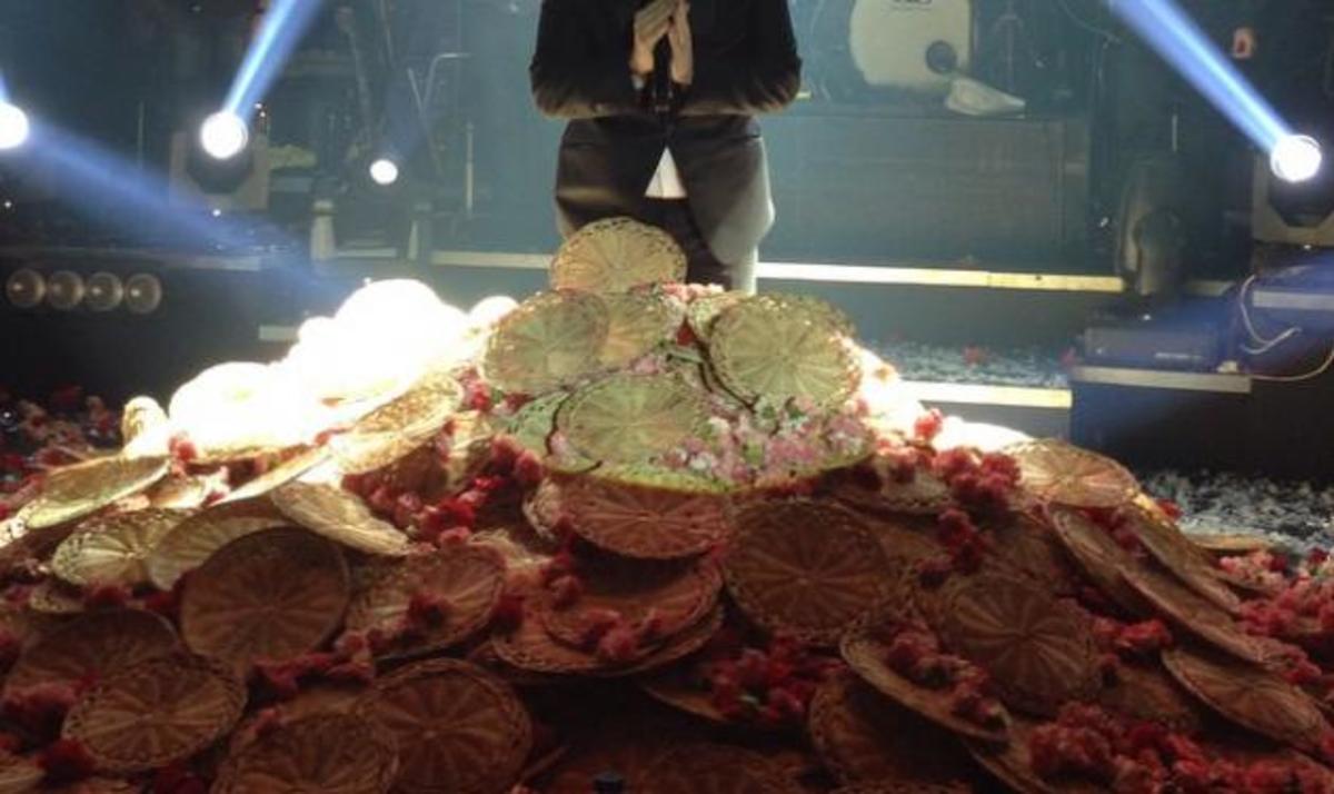 Σε ποια μπουζούκια “έπνιξαν” χθες το βράδυ στα λουλούδια τον τραγουδιστή;