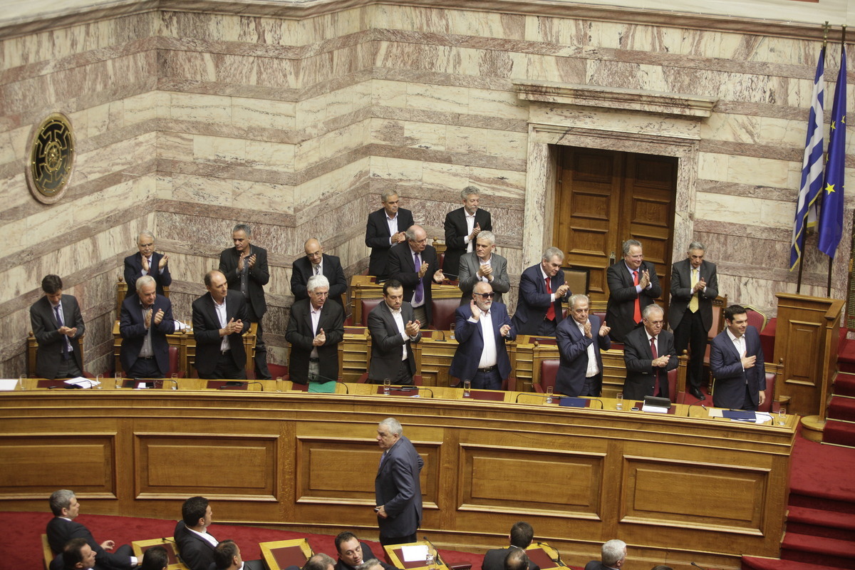 Έλαβε ψήφο εμπιστοσύνης η κυβέρνηση με 155 ΝΑΙ – Η σκληρή κόντρα Τσίπρα-Μεϊμαράκη και όλο το παρασκήνιο