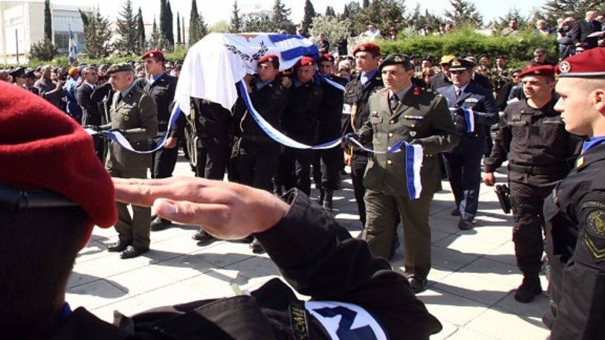 Καλό ταξίδι, Υπουργέ – Η Λάρνακα δέχθηκε στο χώμα της τον Τάσο Μητσόπουλο (ΦΩΤΟ)