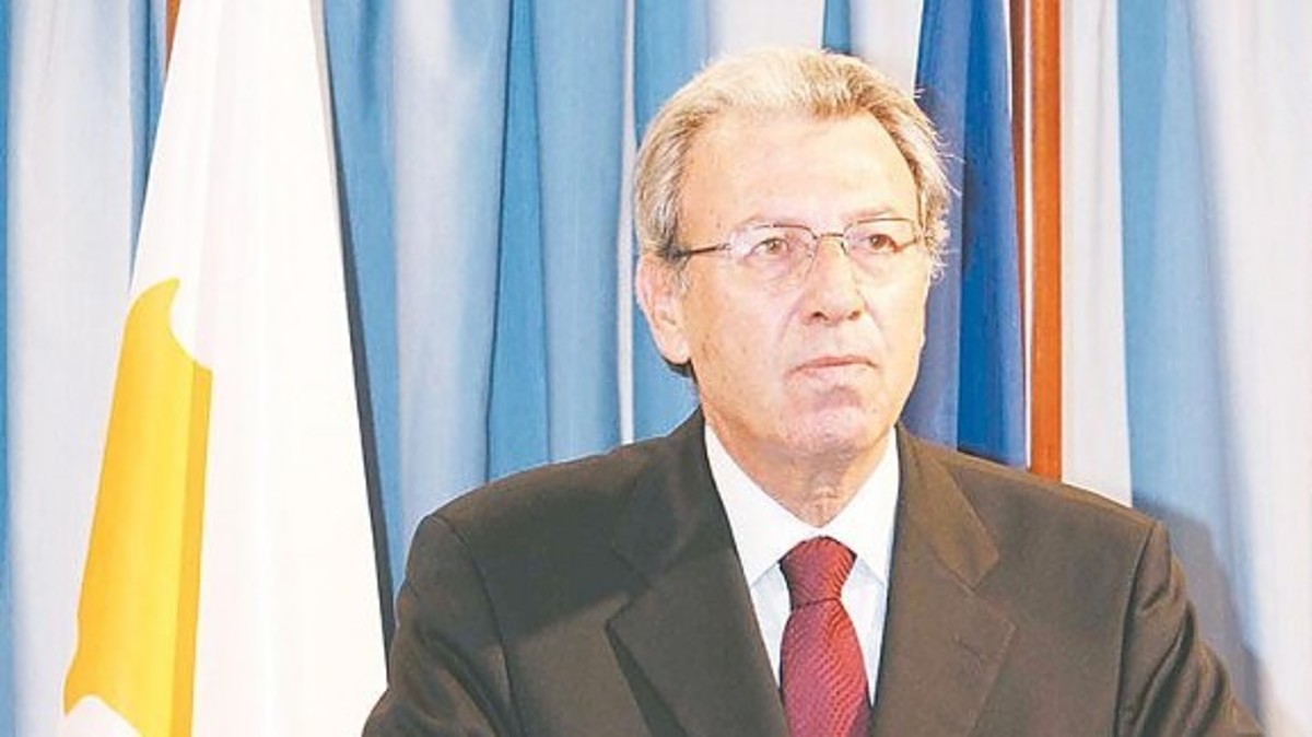 Η συγκινητική μαντινάδα Κρητικού ιερέα στην κηδεία του Κύπριου πρώην Υπουργού Άμυνας