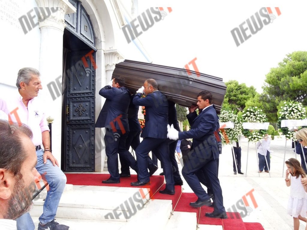 Κηδεία Αλέξανδρου Βέλιου: Πλήθος συνεργατών του και πολιτικών “αποχαιρετούν” τον δημοσιογράφο [pics]