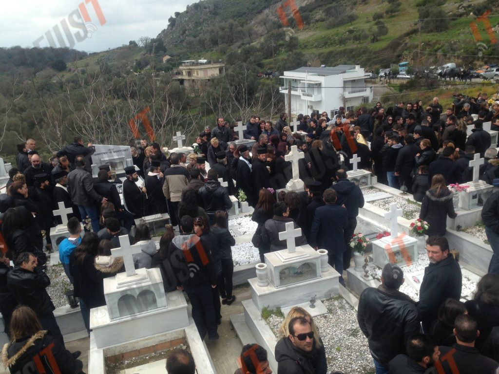 Σπαραγμός στην κηδεία Βαγγέλη