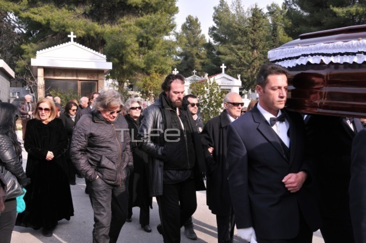 Θρήνος στην κηδεία της Νατάσας Μανίσαλη – Πλήθος κόσμου στο τελευταίο αντίο