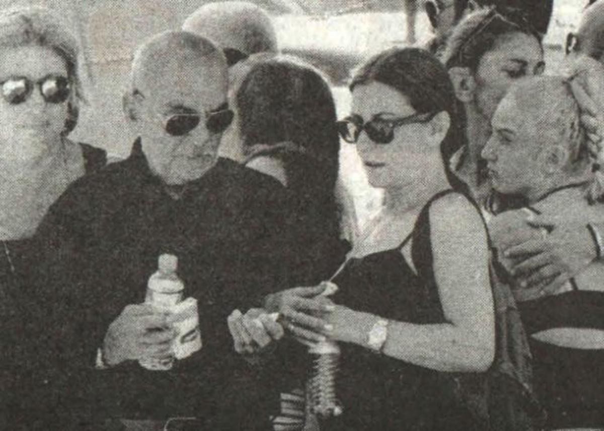 Σπαραγμός στην κηδεία της ηθοποιού Έφης Οικονόμου