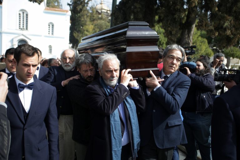 Τελευταίο χειροκρότημα για τον Νίκο Κούνδουρο – Παρών και ο πρωθυπουργός Αλέξης Τσίπρας