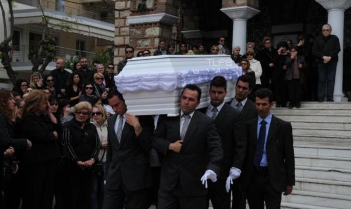 Το τελευταίο αντίο στο μοντέλο Γ. Χατζημιχάλη που έχασε τη ζωή της από καρκίνο