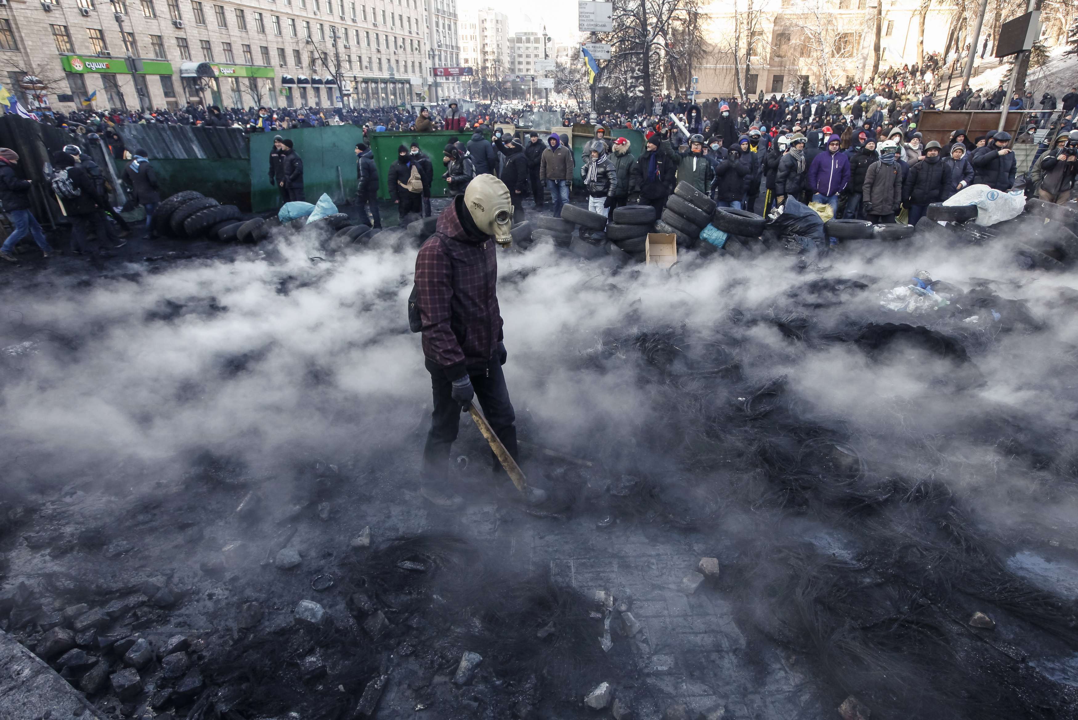 Οδοφράγματα στο κέντρο του Κιέβου – Κατέλαβαν υπουργείο οι διαδηλωτές