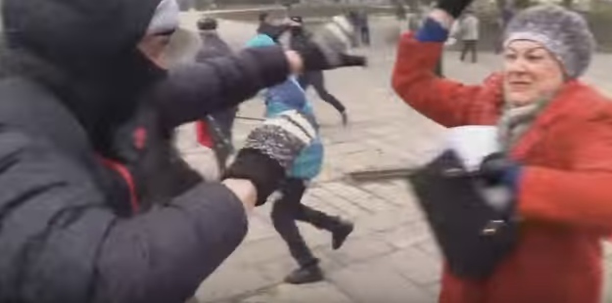 Νεοναζί κάνουν «ντου» σε ηλικιωμένους και βρίσκουν τον… μάστορά τους! – Βίντεο