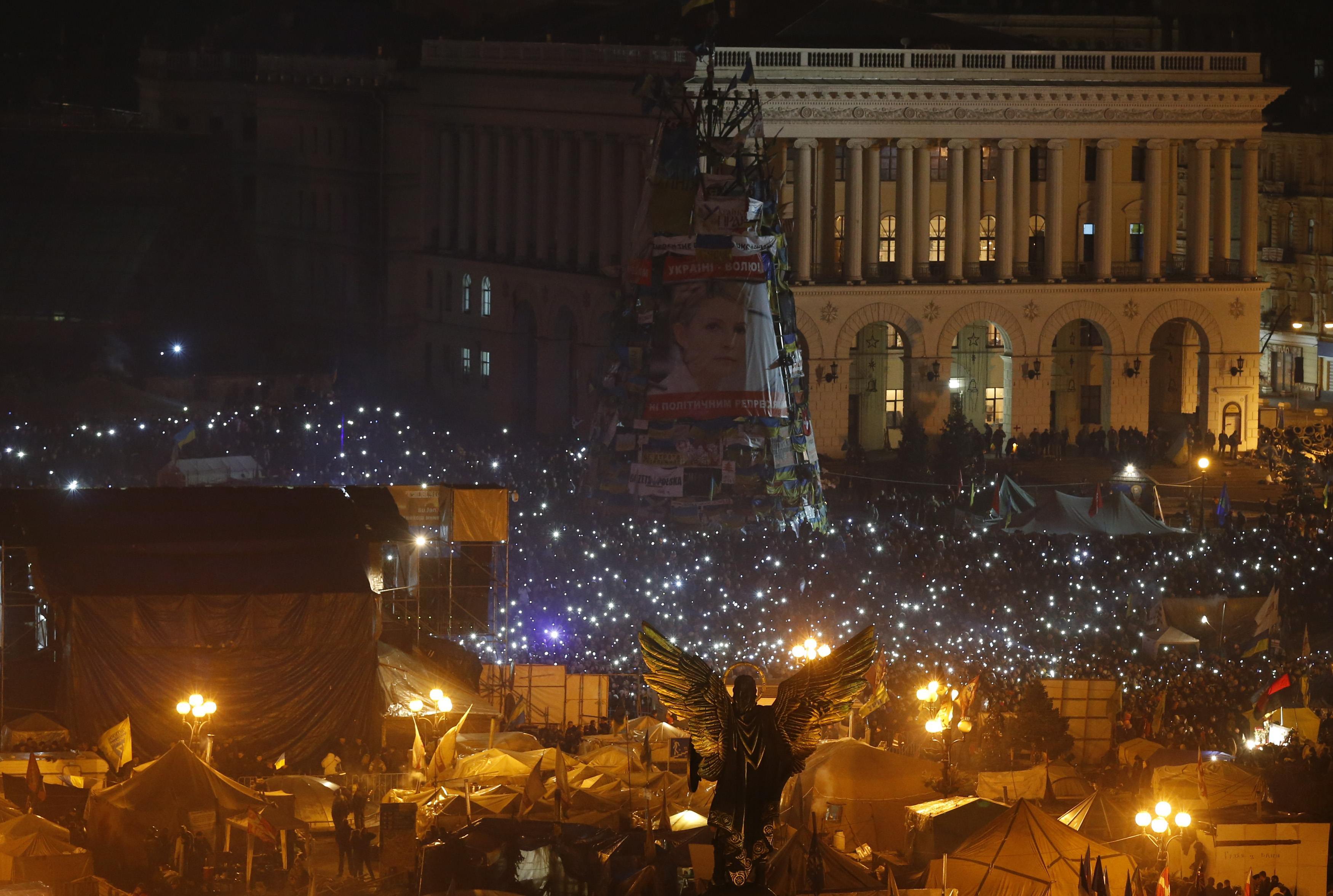 Τίποτε δεν τελείωσε στην Ουκρανία! Οι διαδηλωτές απειλούν να ορμήξουν με όπλα και ζητούν να φύγει ο Γιανουκόβιτς – Θρήνος με τα φέρετρα στην πλατεία