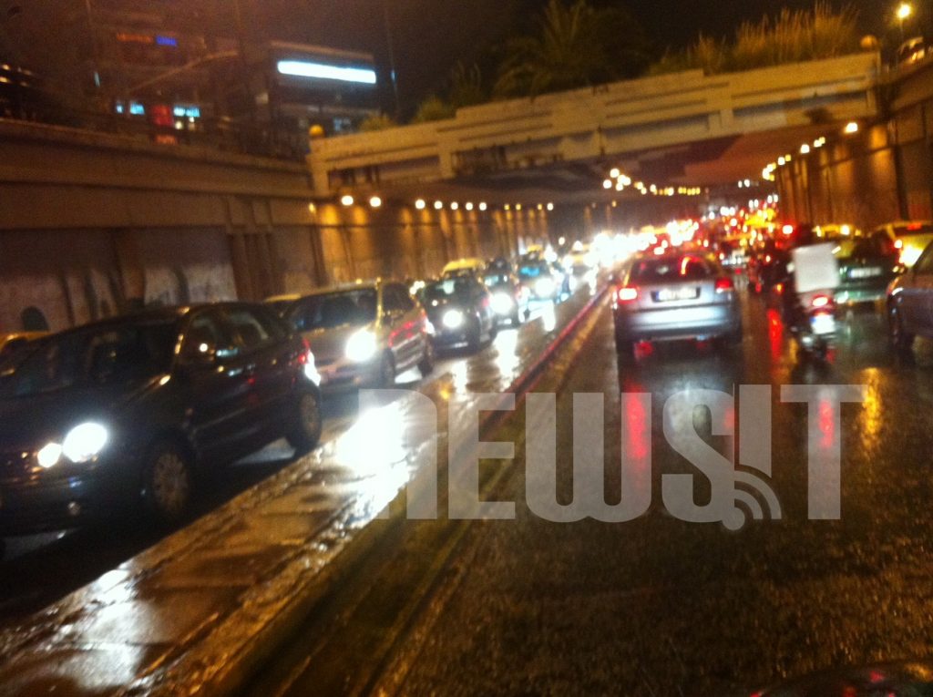 Κυκλοφοριακό έμφραγμα στους δρόμους λόγω βροχής – ΦΩΤΟ