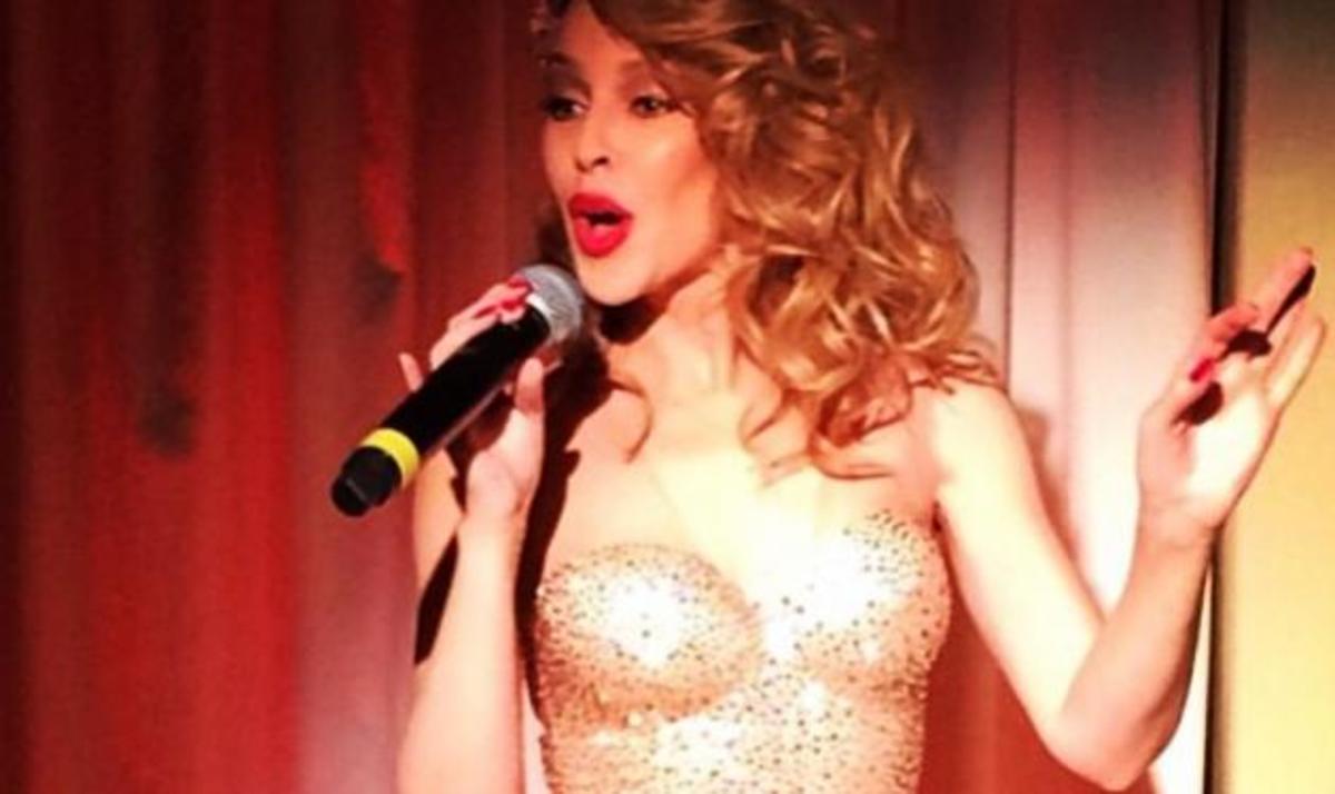 Δες την 46χρονη και πάντα σέξι Kylie Minogue να βγαίνει από μια… τούρτα!