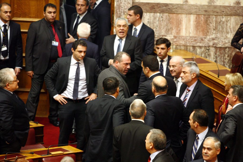 Η στιγμή που ο Κικίλιας έκανε… φράγμα στον Μίχο (ΦΩΤΟ)