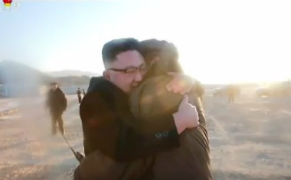 Κιμ Γιονγκ Ουν: Αγκαλιές, φιλιά και χαμόγελα μετά από εκτόξευση πυραύλου[vid]