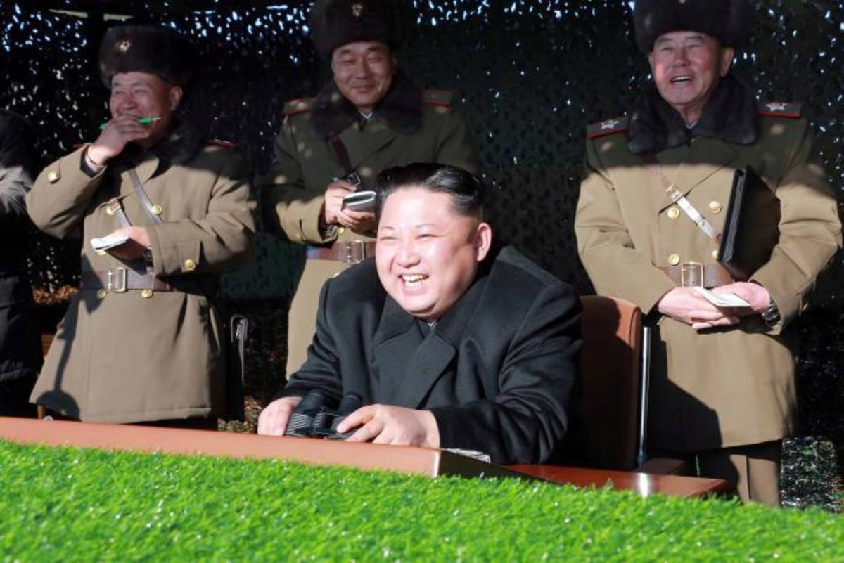 Ο Κιμ ανατινάζει το Προεδρικό Μέγαρο της Νότιας Κορέας και… ξεκαρδίζεται [pics]