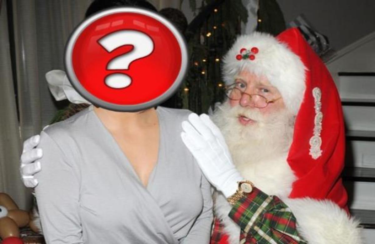 Ποια διάσημη κάθεται στα πόδια του Άγιου Βασίλη;