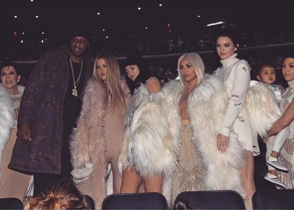 Επίδειξη χλιδής από τον Kanye West – Με γούνες οι Kardashians στο show του!