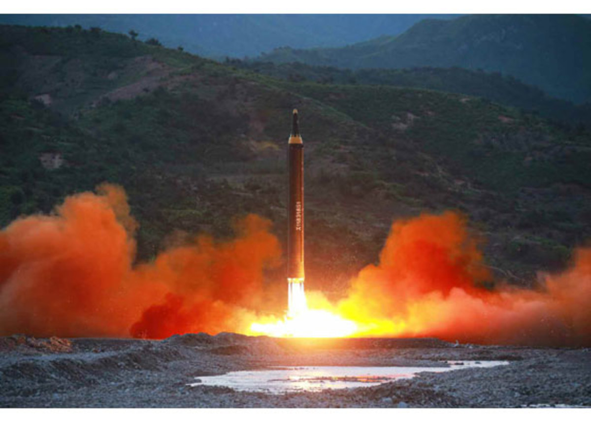 Βόρεια Κορέα: Η στιγμή της εκτόξευσης του νέου πυραύλου [vids, pics]