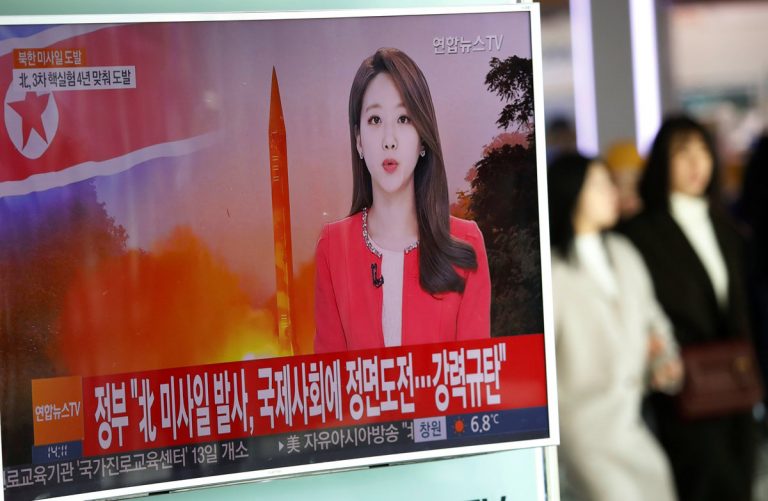 Ρεπορτάζ τηλεοπτικού σταθμού της Νότιας Κορέας για την εκτόξευση του πυραύλου / Φωτογραφία: Reuters
