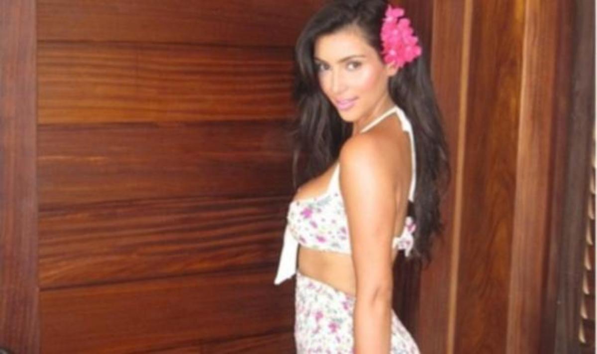 H K. Kardashian είναι στη Xαβάη και μας δείχνει (ξανά) τις καμπύλες της!