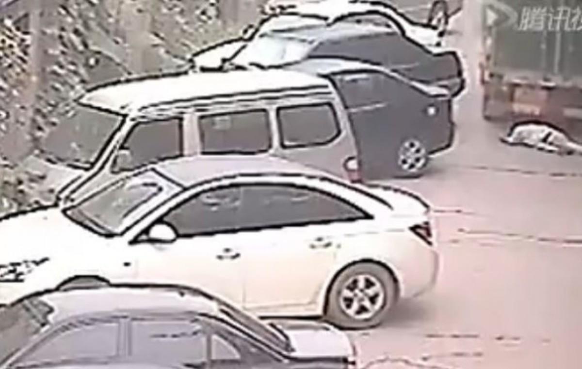 Απίστευτο! Τον πάτησε φορτηγό 4 φορές! (video)