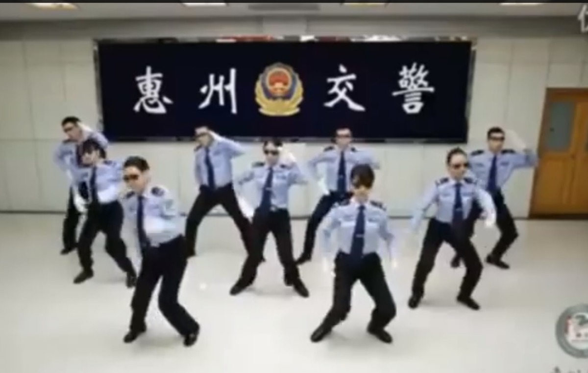 Οι Κινέζοι τρελάθηκαν – Απίστευτα βίντεο με πυροσβέστες και τροχονόμους