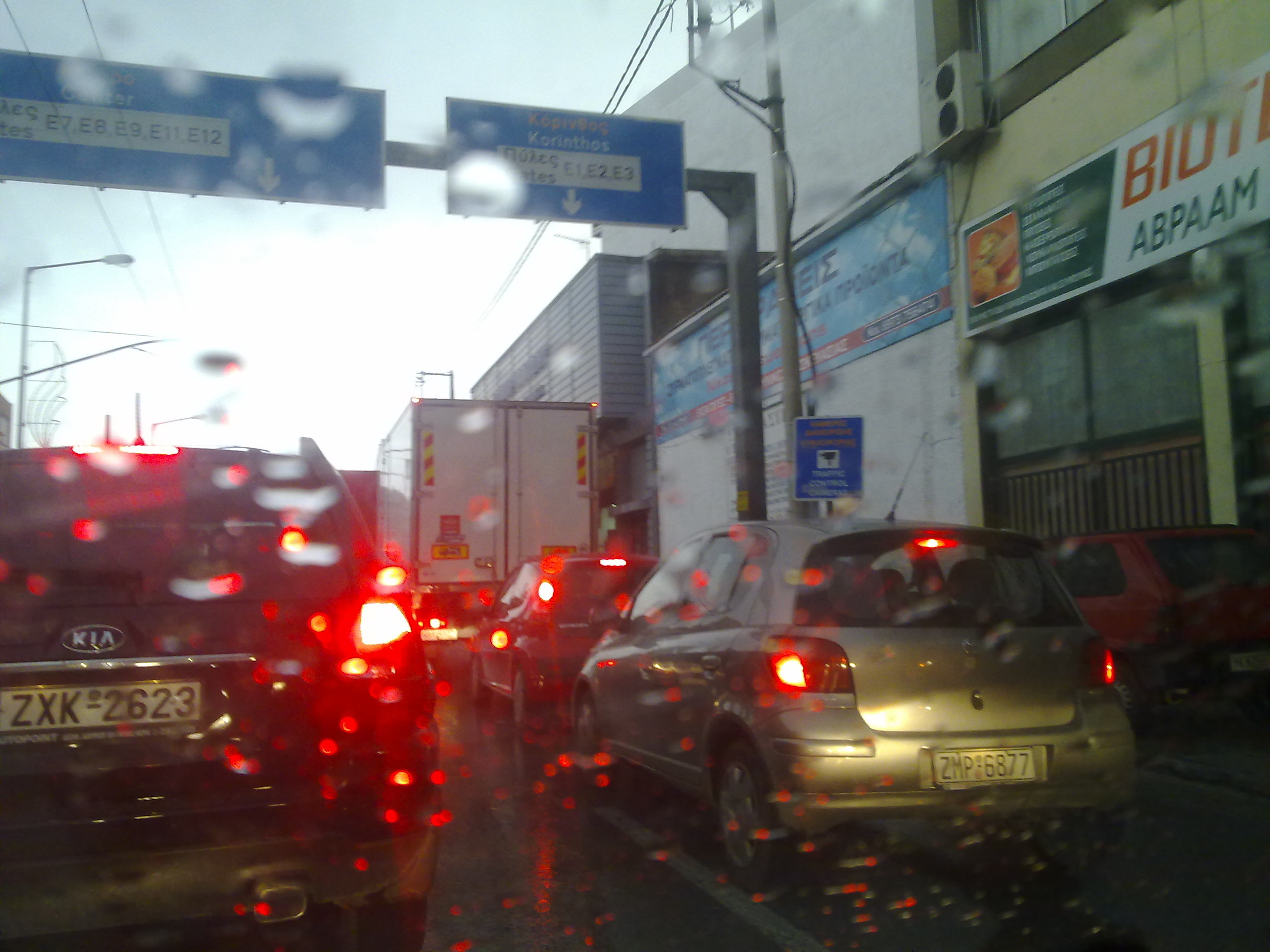 Κυκλοφοριακό κομφούζιο στην Αθήνα λόγω της βροχόπτωσης