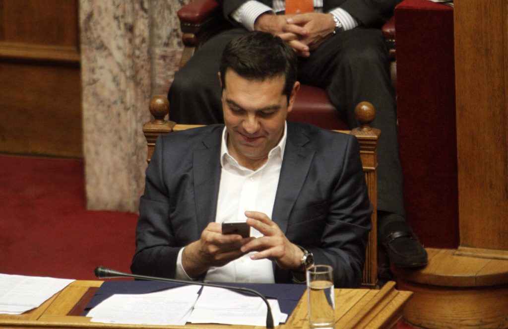 Μα ποιός στέλνει SMS στον Αλέξη Τσίπρα και εκείνος χαμογελάει – ΦΩΤΟ