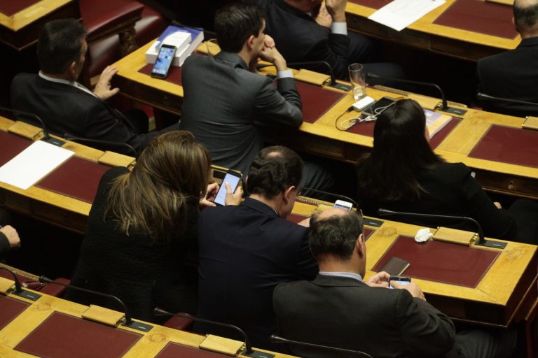 Προϋπολογισμός: Πήραν “φωτιά” τα κινητά και τα tablets στη Βουλή [pics]