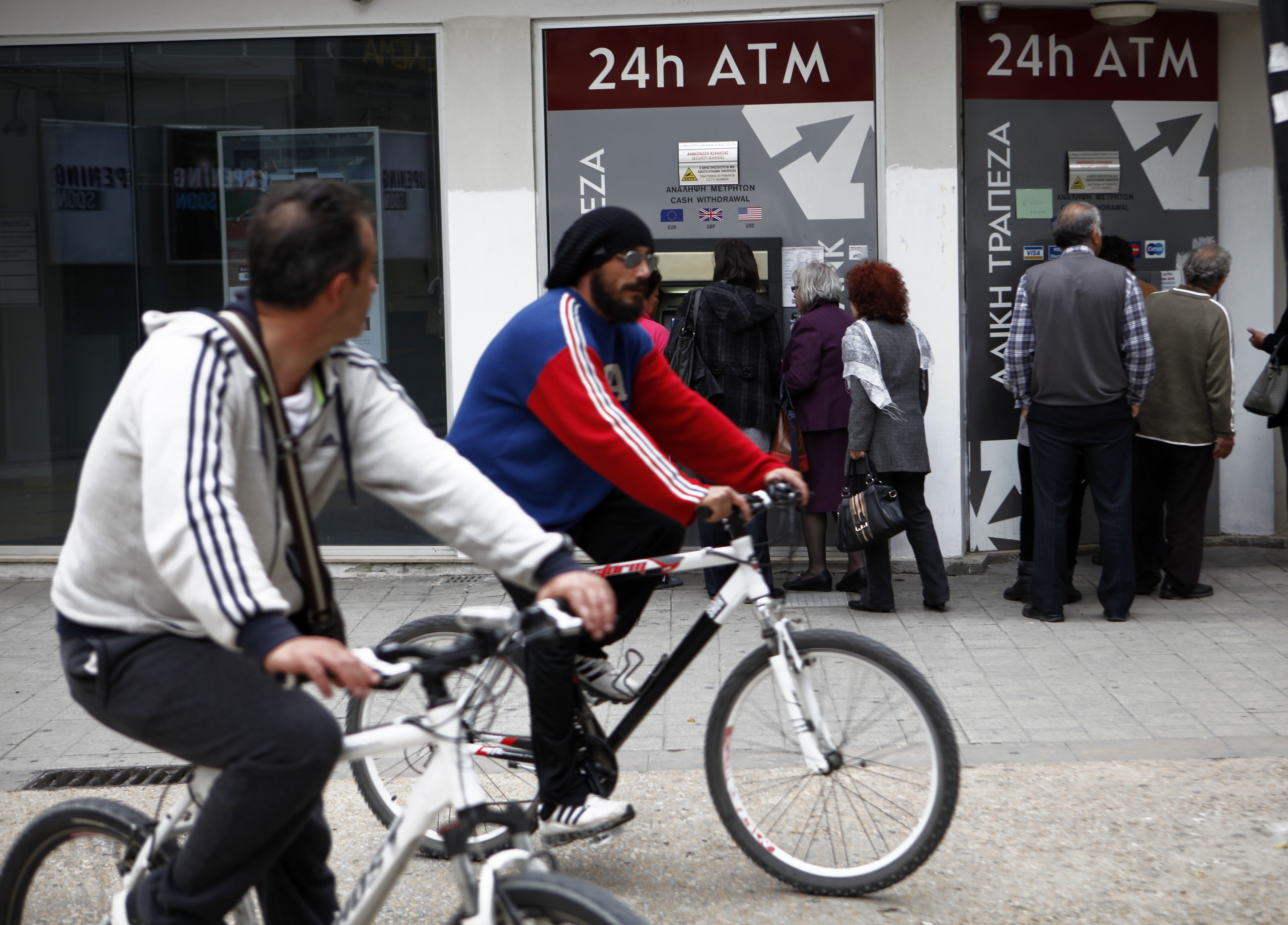 “Συνθλίβουν” την Κύπρο – Επανέρχεται το κούρεμα και ξεκινά αναδιάρθρωση της Λαϊκής και μεγάλο “ψαλίδι” για την Τράπεζα Κύπρου