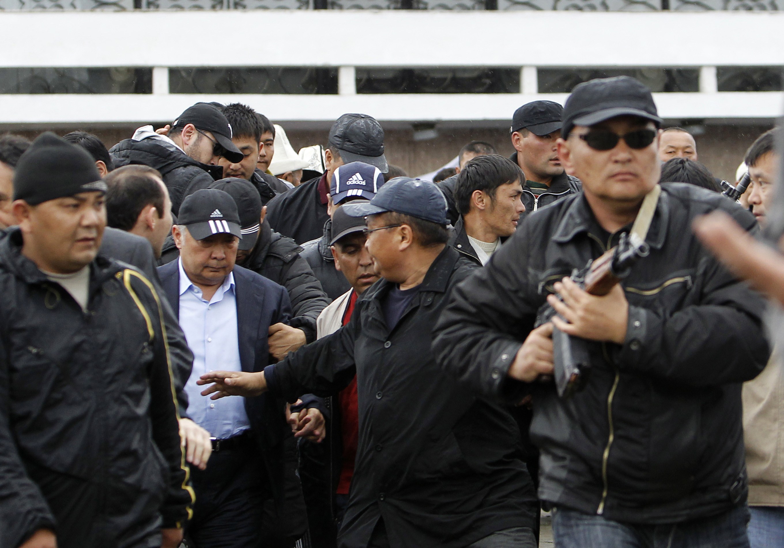 Κιργιστάν: Εισβολή υποστηρικτών του Μπακίγεφ σε κυβερνητικό κτίριο