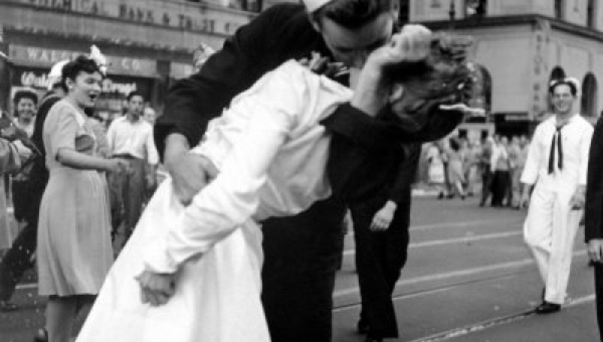 Δεν θα πιστέψετε τι προσφέρει ένα βαθύ παθιασμένο φιλί στο στόμα