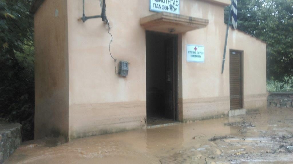 Πλημμύρισε αγροτικό ιατρείο στην Κίσαμο – Στους 70 πόντους έφτασε η στάθμη του νερού (ΦΩΤΟ)