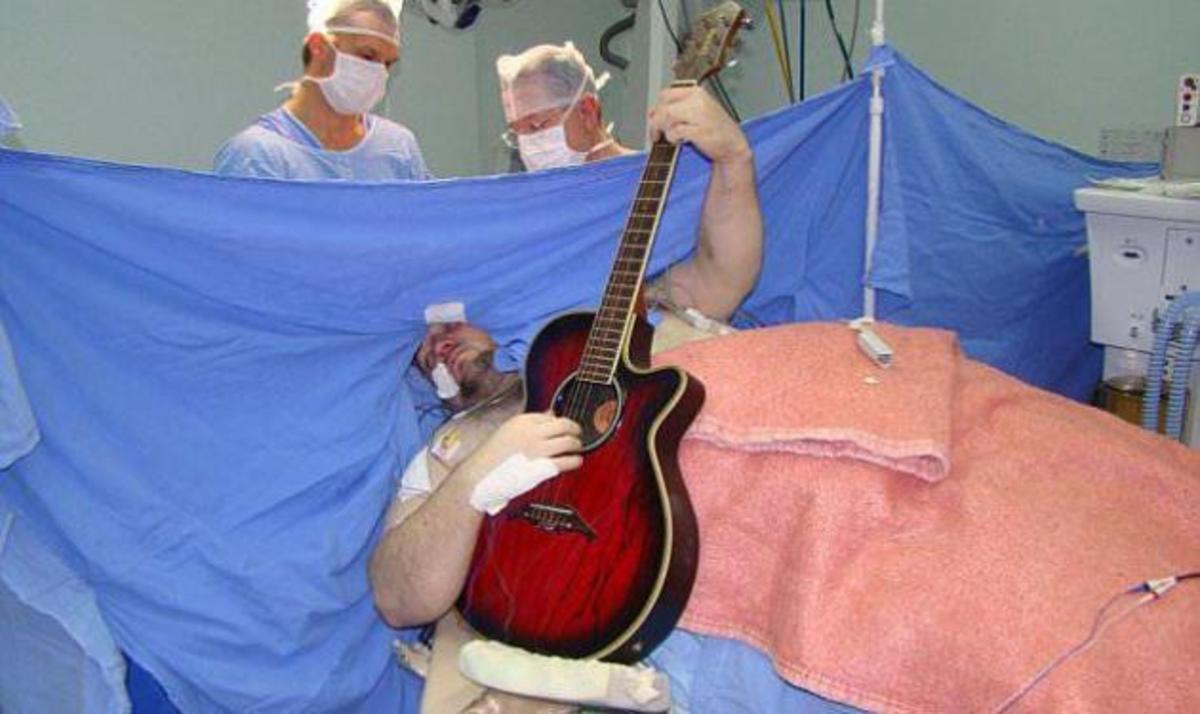 Άντρας παίζει Beatles την ώρα που του κάνουν εγχείριση εγκεφάλου!