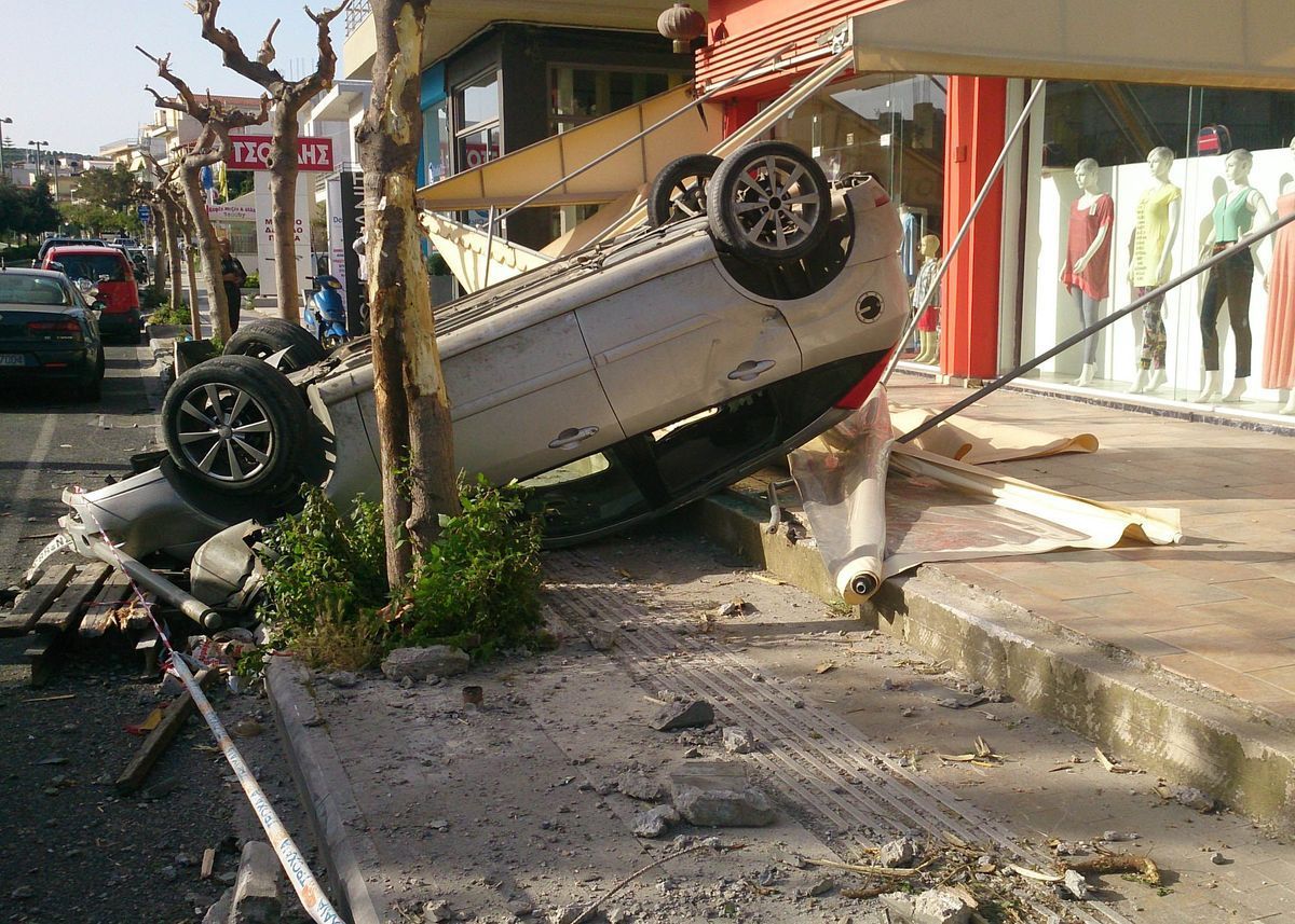 ΦΩΤΟ: Απίστευτο τροχαίο στο Ηράκλειο! Παράτησε το αναποδογυρισμένο ΙΧ και δήλωσε κλοπή!