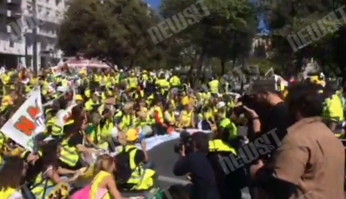 Κιτρίνισε το Σύνταγμα