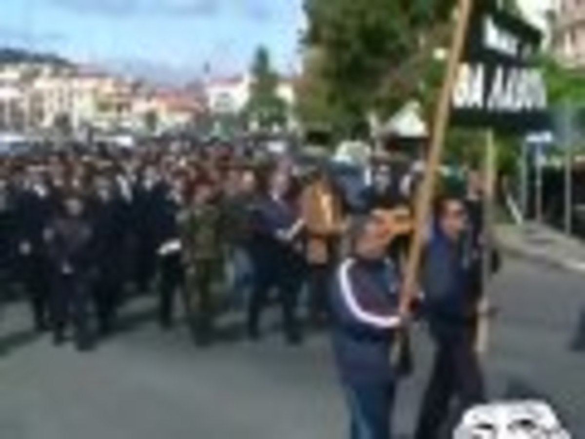 Οι αστυνομικοί πήραν τις κιθάρες