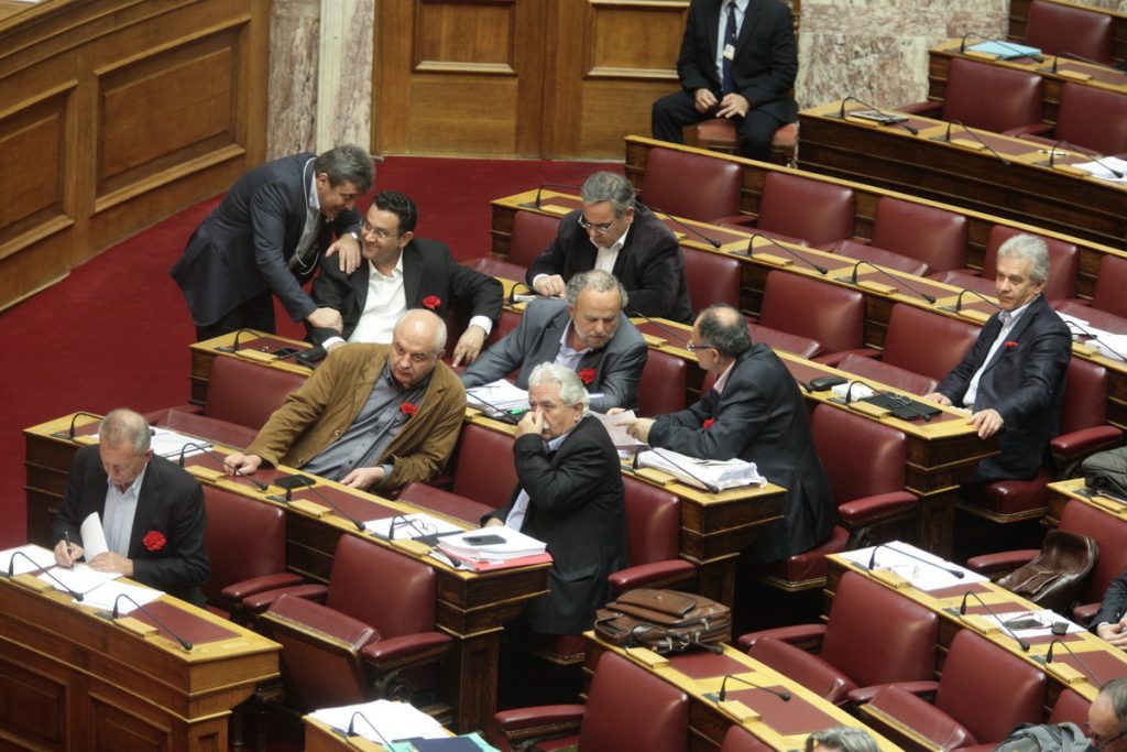 Με κόκκινα γαρίφαλα οι βουλευτές του ΚΚΕ στην Ολομέλεια!