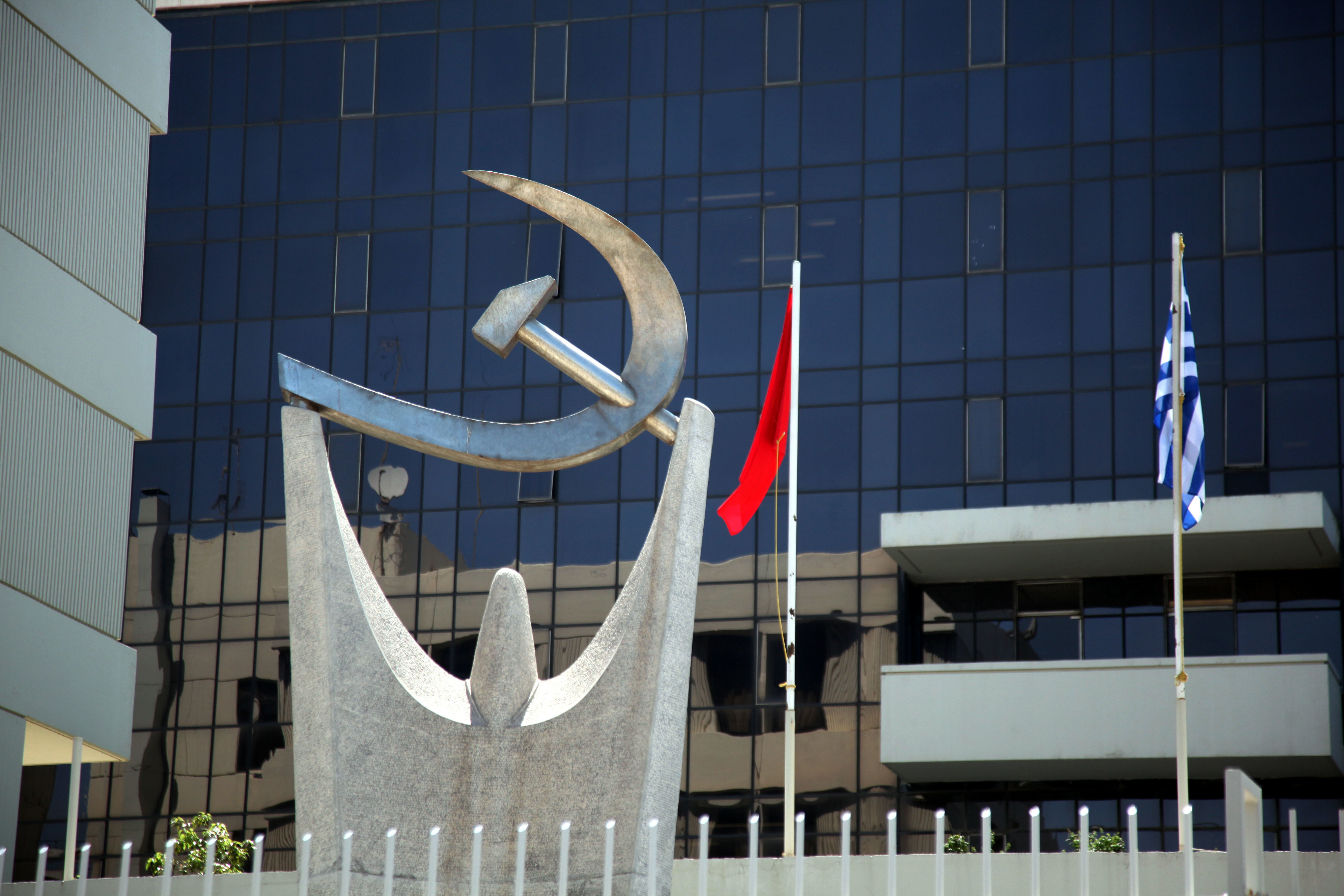 ΚΚΕ: Τραγική φαρσοκωμωδία