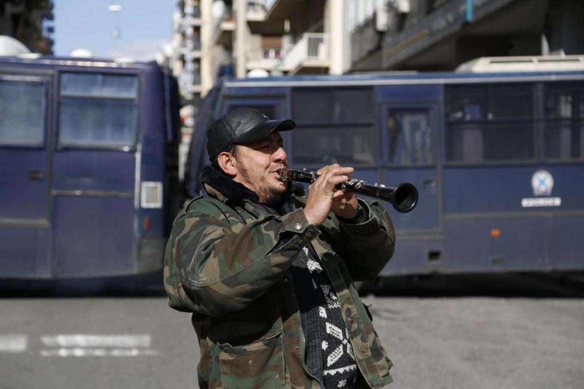 Αγρότης “Θεούλης” έπαιξε κλαρίνο έξω από το υπουργείο [pics]