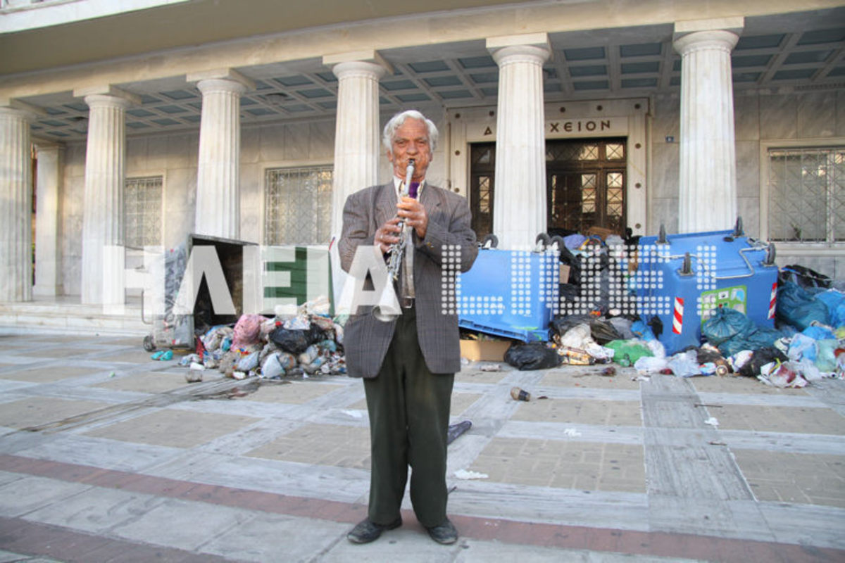 Πύργος: Συγκίνησε ο τσιγγάνος που έπαιξε κλαρίνο για τα σκουπίδια (ΒΙΝΤΕΟ)