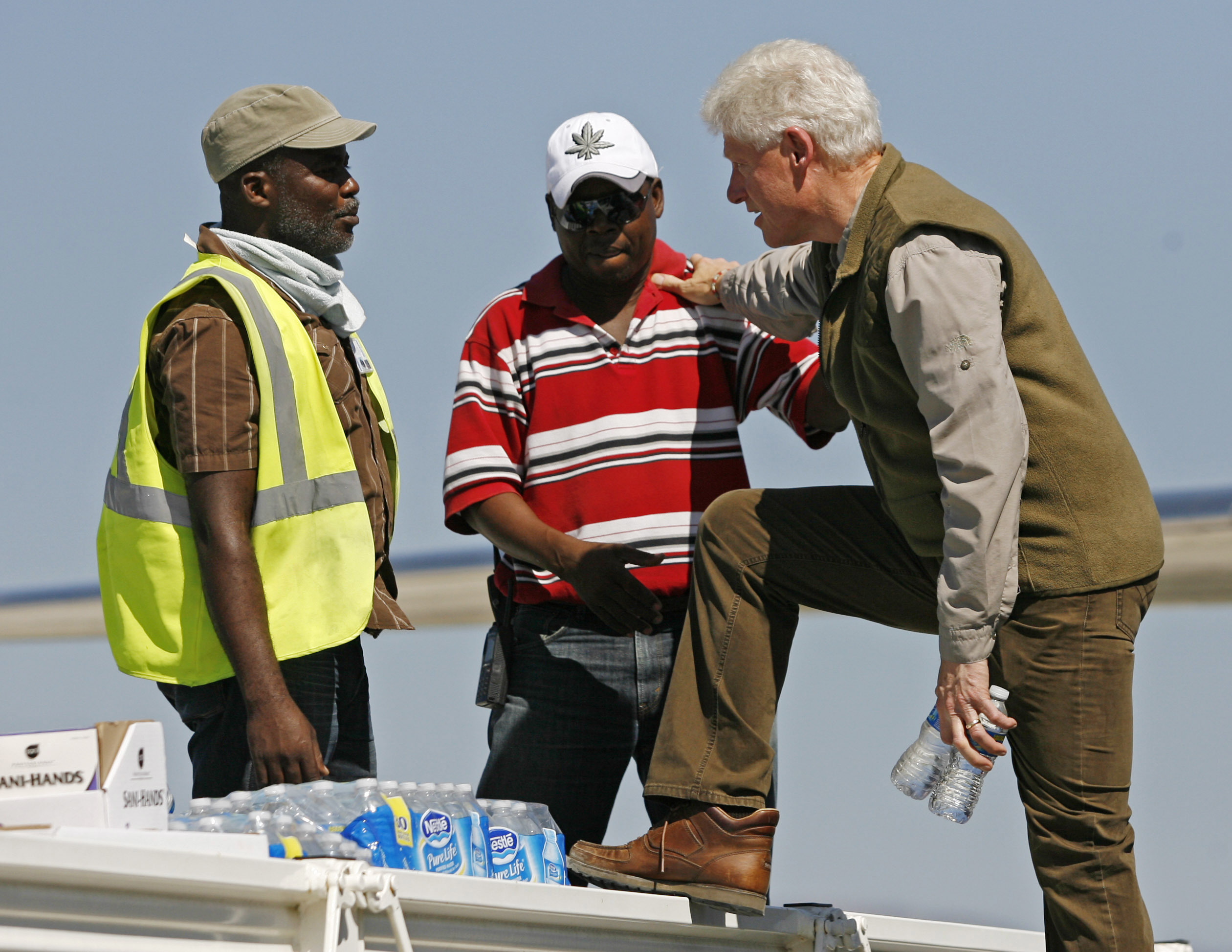 Από την πρώτη επίσκεψη του Μπιλ Κλίντον που μετέφερε ανθρωπιστική βοήθεια στην Αϊτή. ΦΩΤΟ REUTERS